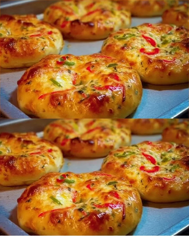 Panini con Formaggio e Peperone su un piatto, pronti per essere gustati.