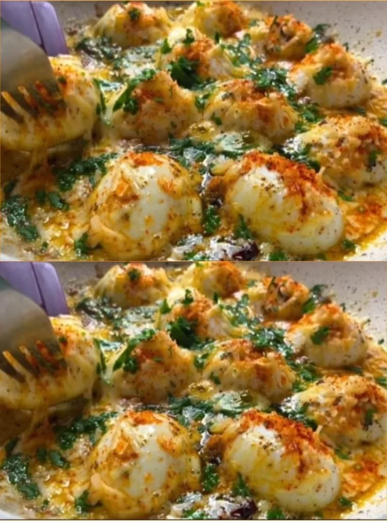 Piatto di pasta di uova con formaggio fresco e ingredienti tradizionali.