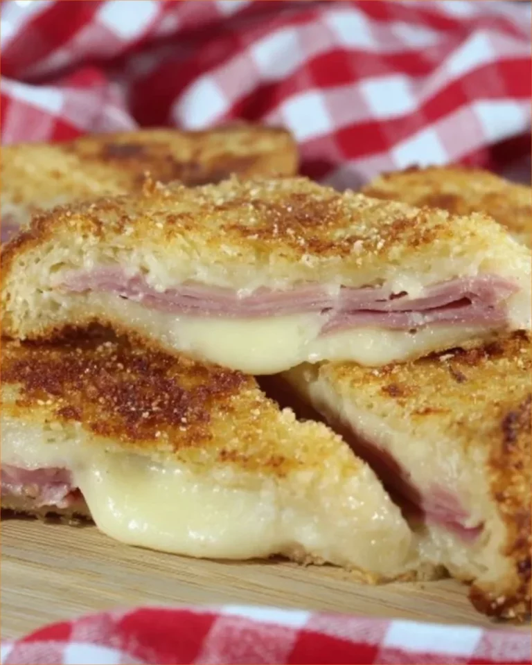 Sformato di patate e prosciutto al formaggio appena sfornato e decorato