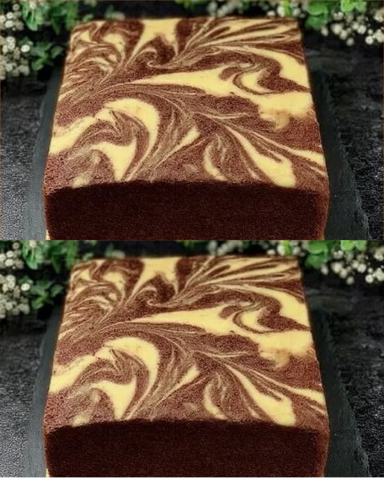 Torta al cioccolato al vapore pronta per essere gustata.