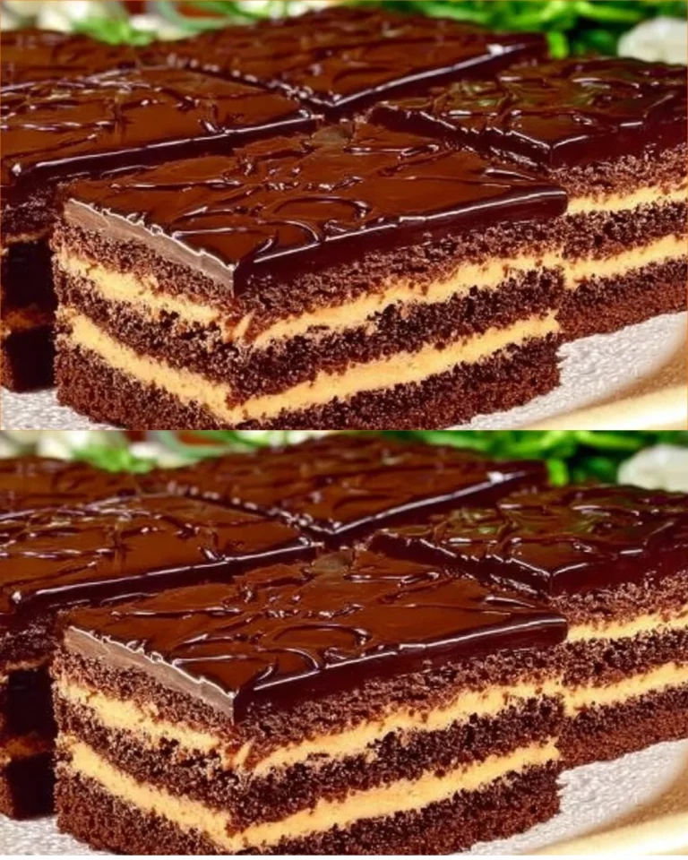 Torta al cioccolato e arancia decorata con scaglie di cioccolato