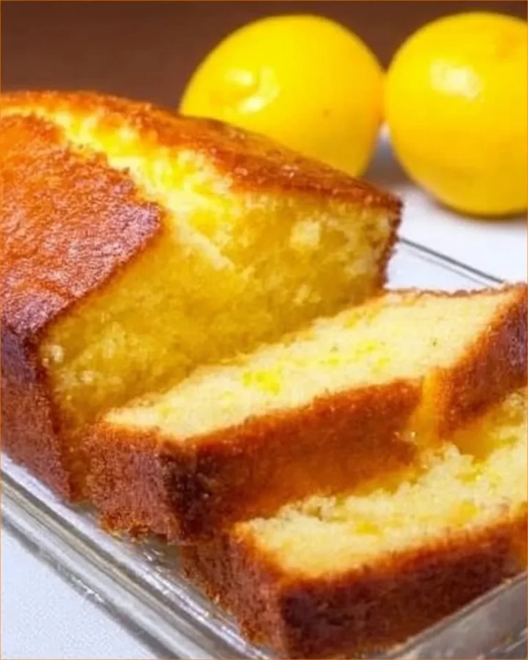 Fetta di torta al limone decorata con fette di limone fresco.