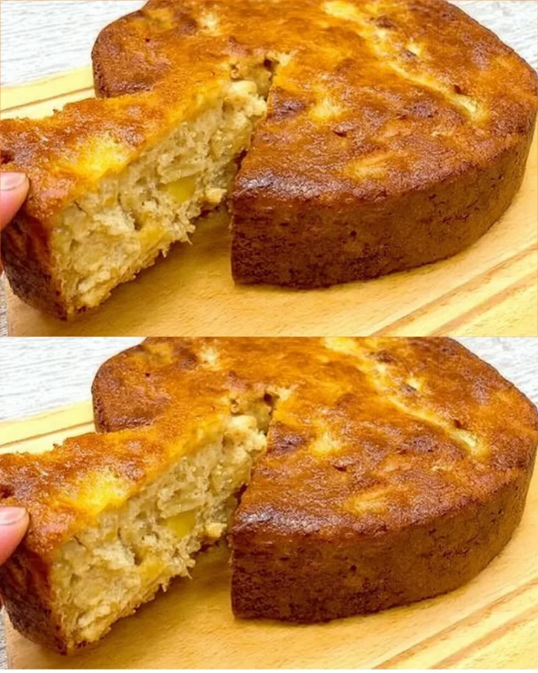 Torta di Mele appena sfornata con mele fresche e una spolverata di zucchero a velo.