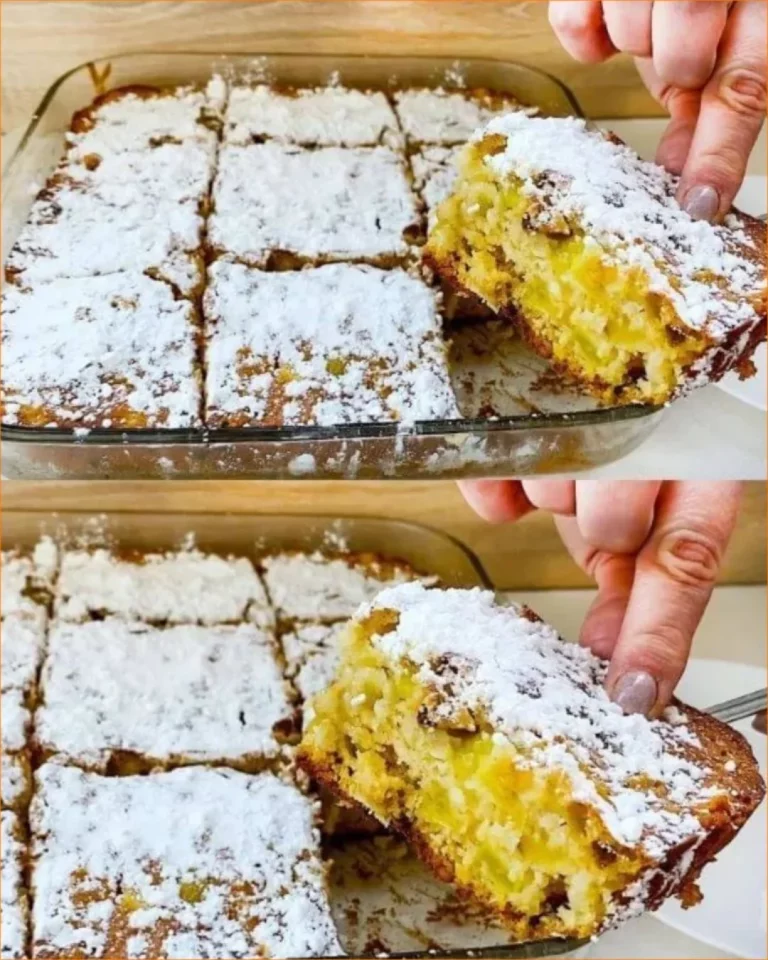 Una deliziosa torta di mele appena sfornata su un tavolo di legno.