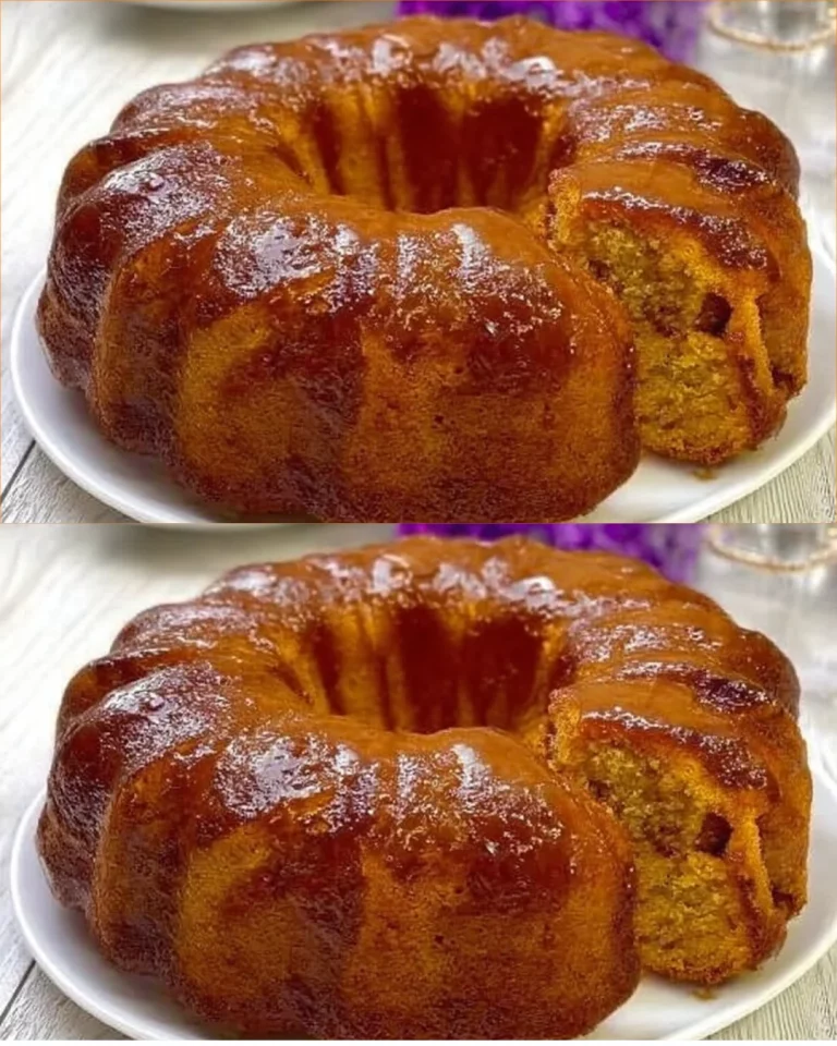 Torta di mele con caramello appena sfornata, dorata e invitante.