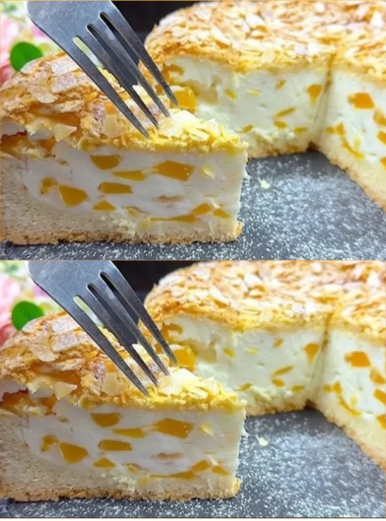 Torta di pesche con crema di yogurt decorata con frutta fresca