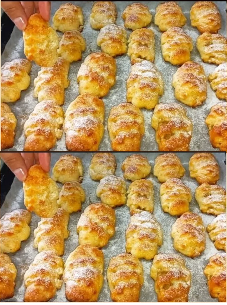 Biscotti di ricotta e mele appena sfornati con una spolverata di zucchero a velo
