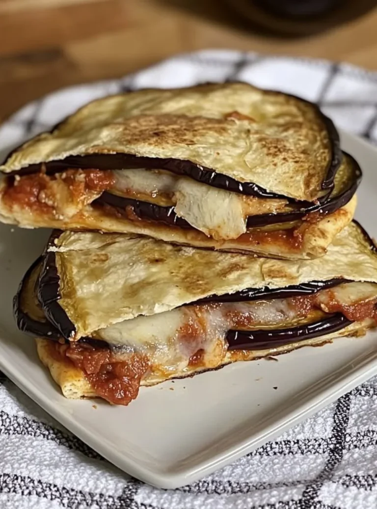 Flatbread di melanzane fresco e gustoso pronto per essere servito