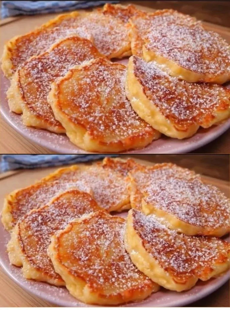 Pancake di mele soffici e deliziosi appena pronti su un piatto