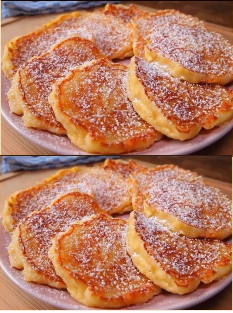 Pancake di mele succulenti serviti con sciroppo d'acero