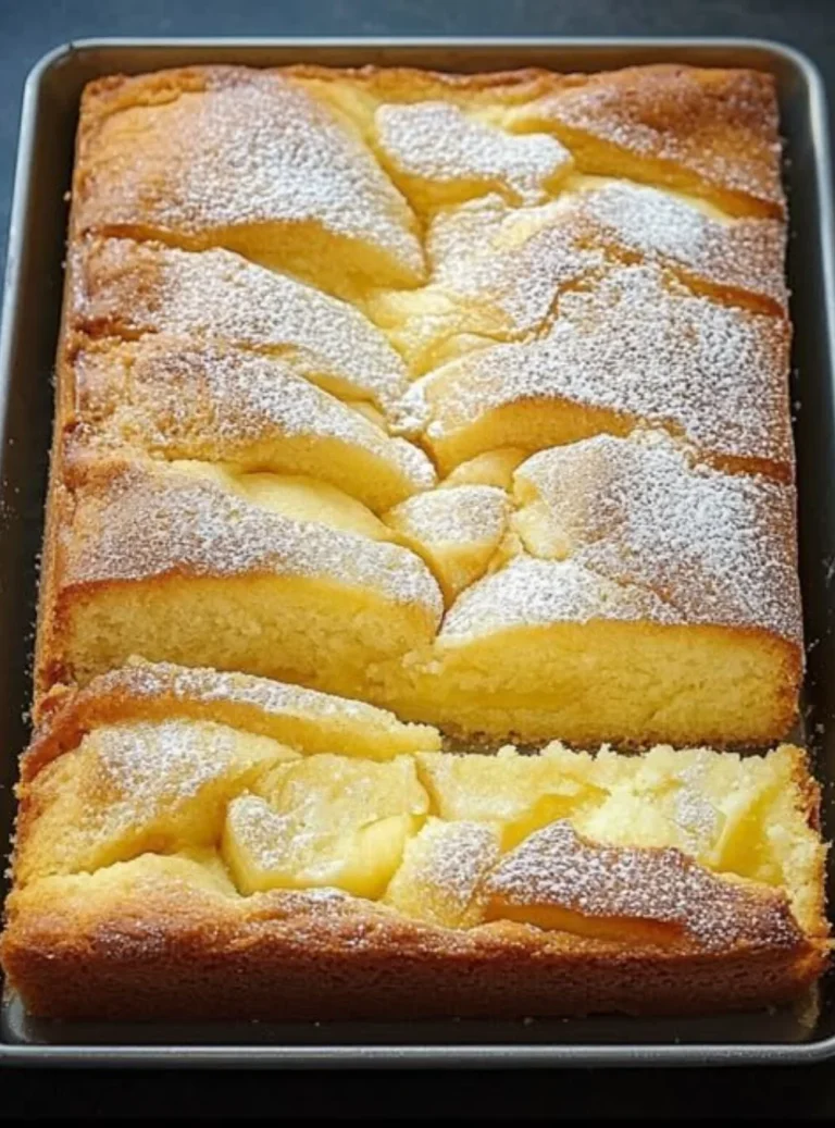 Fetta di Torta di Mele appena sfornata con mele fresche e cannella