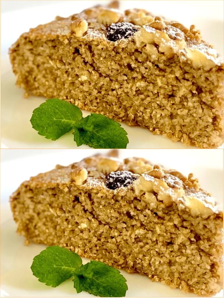 Fetta di Torta di Mele Senza Farina su un piatto